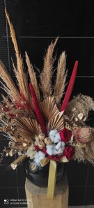 Cam Vazoda Kuru Çiçekler ve Solmayan Güller